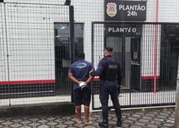 foragido da Justiça preso pela Guarda Civil. #PraCegoVer homem preso pela Guarda Civil em Taubaté