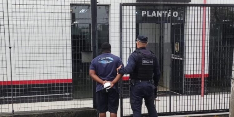 foragido da Justiça preso pela Guarda Civil. #PraCegoVer homem preso pela Guarda Civil em Taubaté