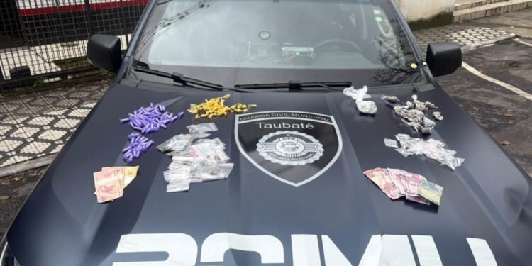Guarda Civil apreende adolescentes por tráfico de drogas. #PraCegoVer foto da operação