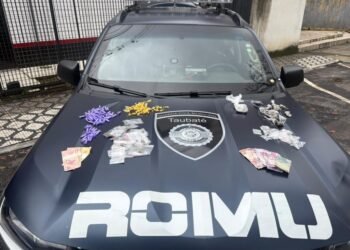 adolescentes apreendidos por tráfico de drogas em Taubaté. #PraCegoVer jovens sendo detidos em operação de segurança