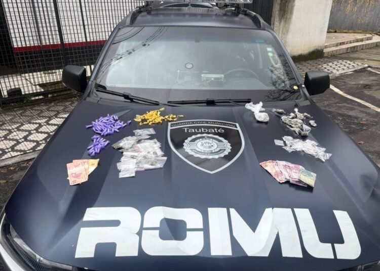 Guarda Civil apreende adolescentes por tráfico de drogas. #PraCegoVer