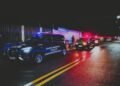 fiscalização noturna em bares e adegas em Taubaté. #PraCegoVer policiais realizando fiscalização em bar