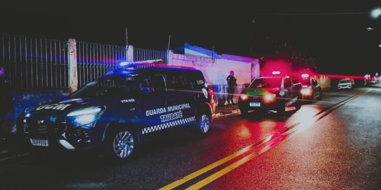 fiscalização em bares e adegas em Taubaté. #PraCegoVer foto de fiscalização em bares e adegas