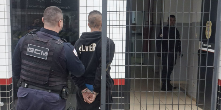 apreensão de drogas em Taubaté. #PraCegoVer Guarda Civil em ação