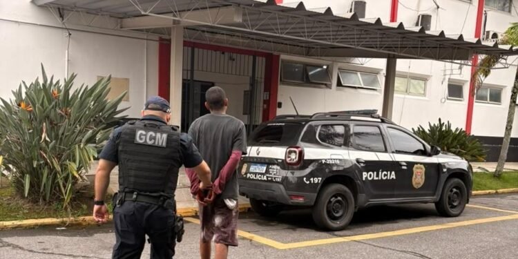 furto em flagrante em Pindamonhangaba. #PraCegoVer guarda civil municipal em ação