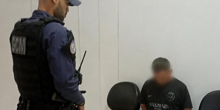 ladrão de celular no Mombaça #PraCegoVer guarda civil municipal prende criminoso