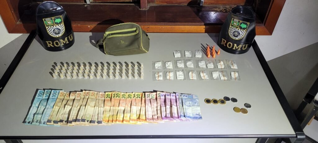 ROMU realiza prisão por tráfico de drogas em adega de Cosmópolis. #PraCegoVer: Ocorrência da Guarda Municipal envolvendo apreensão de crack, cocaína e dinheiro.