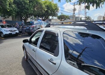 três suspeitos por homicídio em Fronteira #PraCegoVer imagem mostra área policial com viatura e isolamento, representando a prisão de suspeitos após homicídio em bar