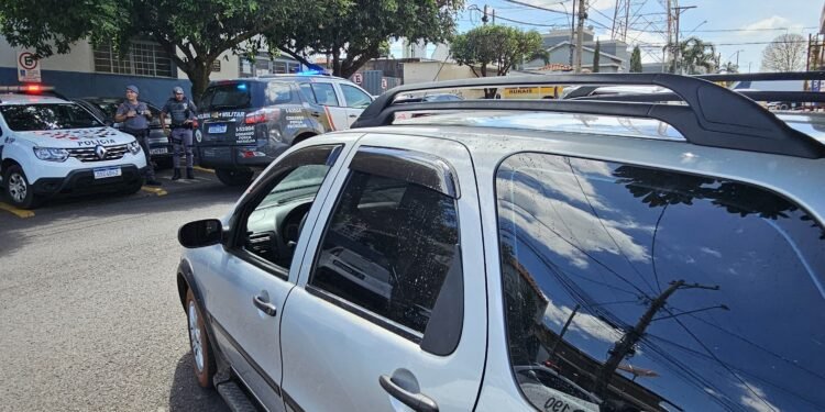 três suspeitos por homicídio em Fronteira #PraCegoVer imagem mostra área policial com viatura e isolamento, representando a prisão de suspeitos após homicídio em bar