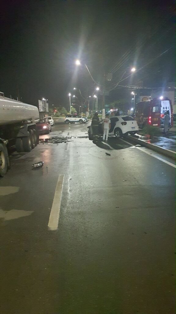 Acidente na Avenida Nossa Senhora de Fátima deixa motorista com fratura no fêmur em Americana