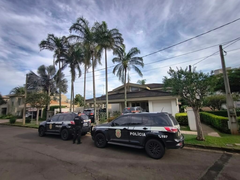 operação Sangria contra fraudes na saúde e lavagem de dinheiro - #PraCegoVer: imagem da ação da Polícia Civil durante o cumprimento de mandados da Operação Sangria.