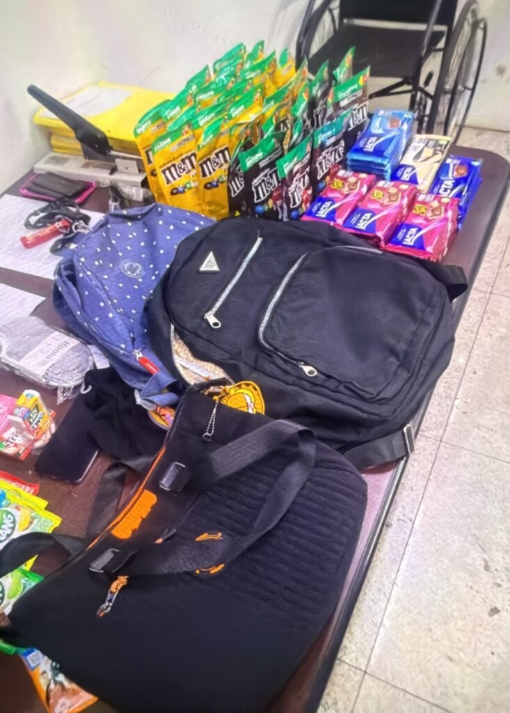 GAMA prendeu três mulheres com produtos furtados - #PraCegoVer: imagem da ocorrência envolvendo veículo abordado pela Guarda Municipal de Americana após monitoramento da Muralha Digital e acompanhamento por drone, com mercadorias recuperadas durante a ação.