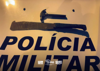 homem que atacou enteada e namorado em Areiópolis. #PraCegoVer facão e martelo usados na agressão