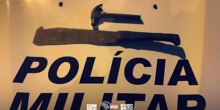 homem que atacou enteada e namorado em Areiópolis. #PraCegoVer facão e martelo usados na agressão