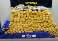 força tática apreende maconha em Mirassol. #PraCegoVer policiais da Força Tática em frente à casa onde a droga foi apreendida