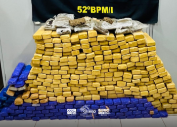 força tática apreende maconha em Mirassol. #PraCegoVer policiais da Força Tática em frente à casa onde a droga foi apreendida