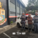 idoso de 76 anos com Alzheimer encontrado em mercado. #PraCegoVer policias segurando idoso em mercado