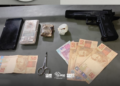 traficante com dry e arma falsa em Votuporanga. #PraCegoVer veículo com faróis apagados