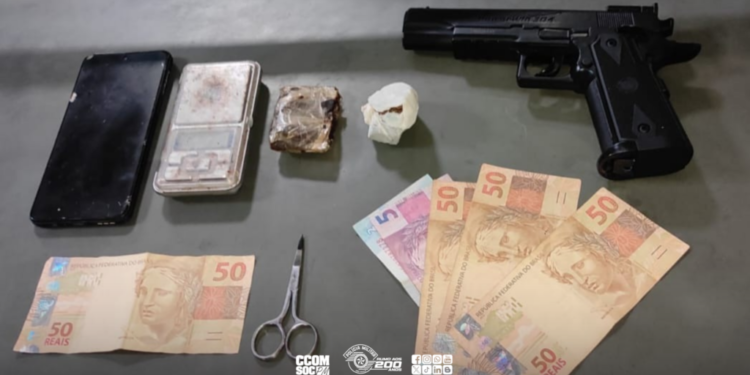 traficante com dry e arma falsa em Votuporanga. #PraCegoVer veículo com faróis apagados