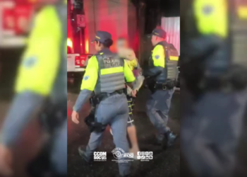 policiamento de trânsito apreende adolescente em São Paulo #PraCegoVer policial segurando adolescente