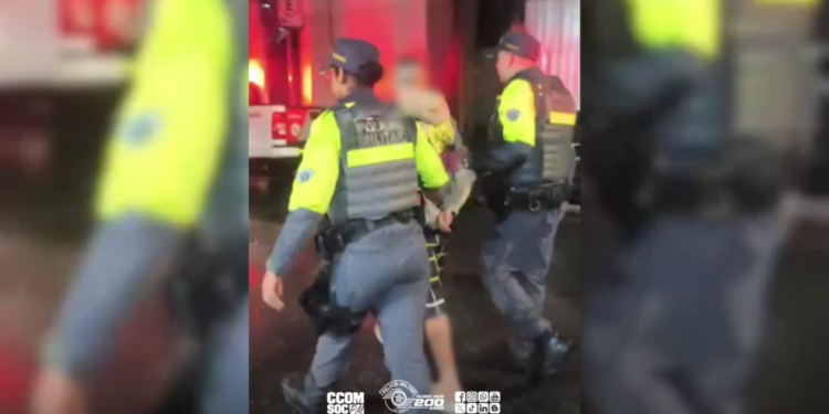 policiamento de trânsito apreende adolescente em São Paulo #PraCegoVer policial segurando adolescente