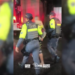 policiamento de trânsito apreende adolescente em São Paulo #PraCegoVer policial segurando adolescente