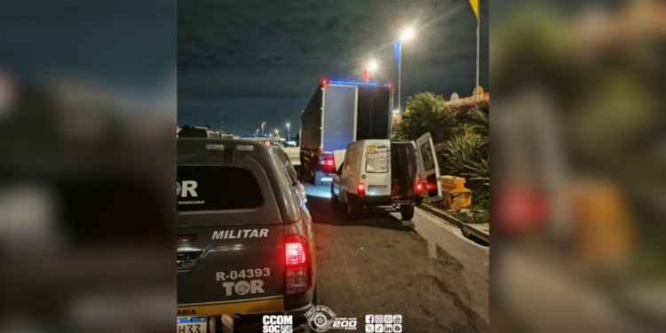 trio preso por furto de ração na rodovia #PraCegoVer equipe do TOR detém trio em rodovia