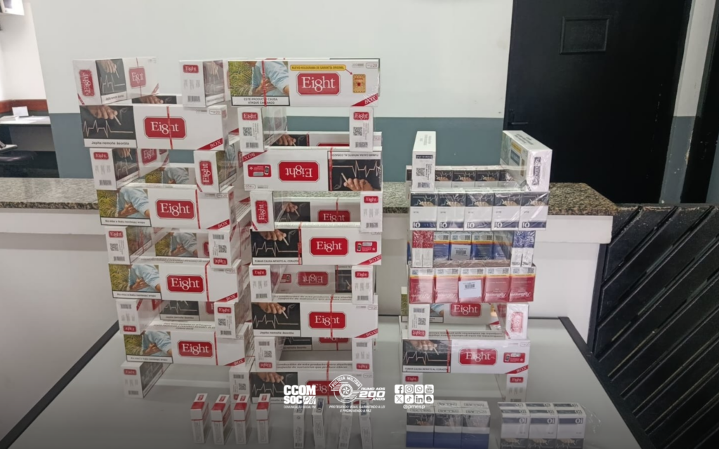 cigarros contrabandeados em Suzano #PraCegoVer adolescente sendo detido pela PM em Suzano