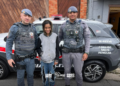 menina de 12 anos encontrada na zona leste #PraCegoVer uma menina segurando a mão de sua mãe após ser entregue pela PM