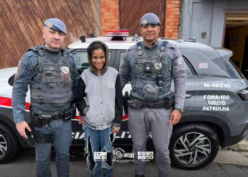 menina de 12 anos encontrada na zona leste #PraCegoVer uma menina segurando a mão de sua mãe após ser entregue pela PM