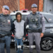 menina de 12 anos encontrada na zona leste #PraCegoVer uma menina segurando a mão de sua mãe após ser entregue pela PM