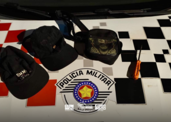 polícia militar prende dupla em farmácia arrombada em Andradina. #PraCegoVer policial em ação na farmácia