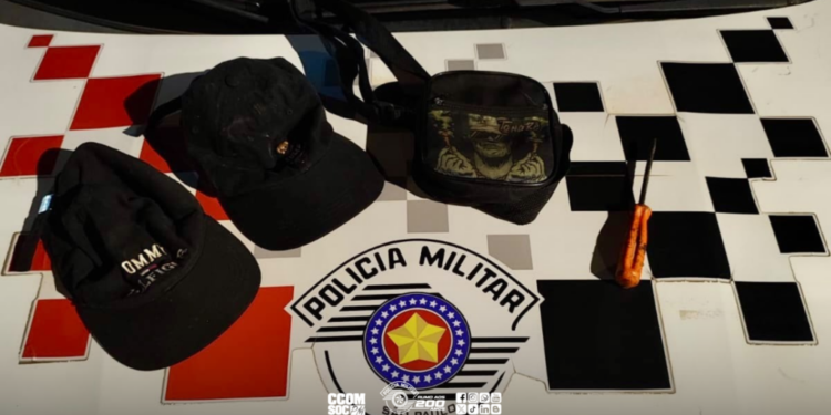 polícia militar prende dupla em farmácia arrombada em Andradina. #PraCegoVer policial em ação na farmácia