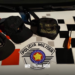 polícia militar prende dupla em farmácia arrombada em Andradina. #PraCegoVer policial em ação na farmácia