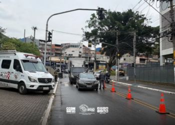 operação cavalo de aço recolhe veículos em barueri #PraCegoVer bloqueio de veículos