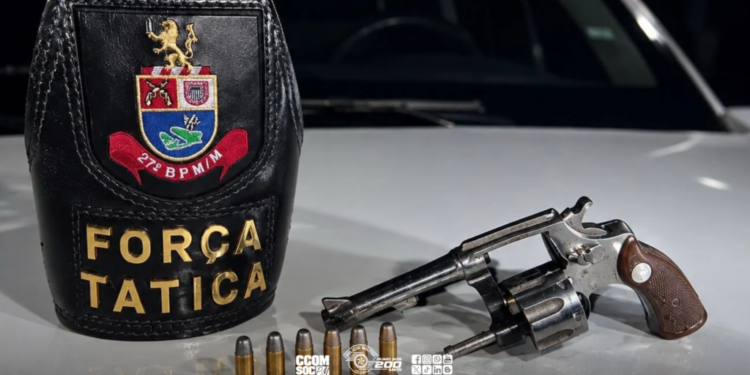 homem tenta atirar em dois vizinhos em SP #PraCegoVer homem com revólver na mão em frente a casa