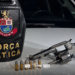 homem tenta atirar em dois vizinhos em SP #PraCegoVer homem com revólver na mão em frente a casa