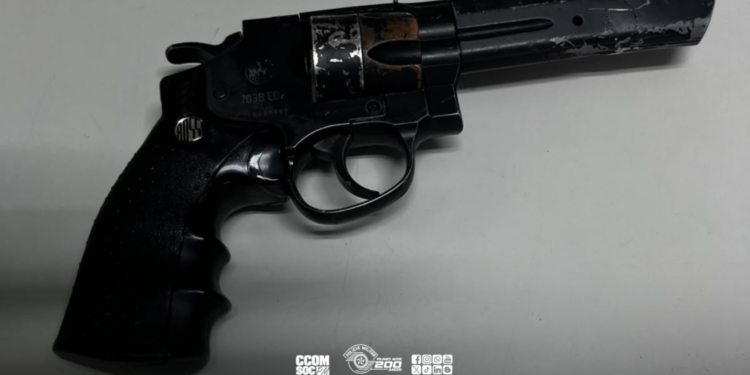 tentativa de roubo a moto com arma falsa #PraCegoVer revólver falso encontrado