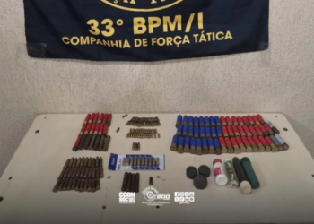 homem com seis armas e 192 munições em Bebedouro. #PraCegoVer polícia militar captura homem armado