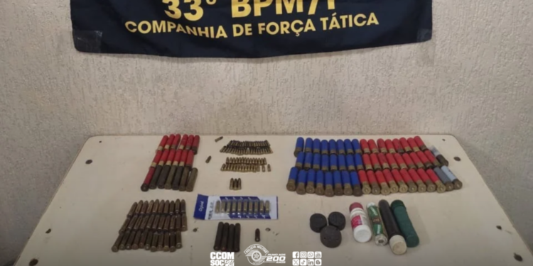 homem com seis armas e 192 munições em Bebedouro. #PraCegoVer polícia militar captura homem armado