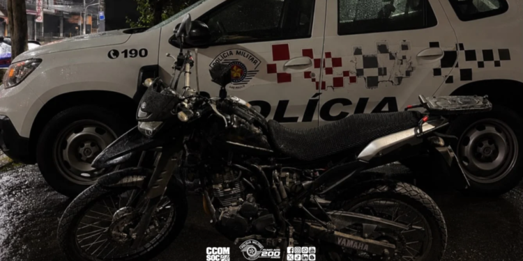 prende criminoso por furto de moto em Itaquaquecetuba #PraCegoVer motorista