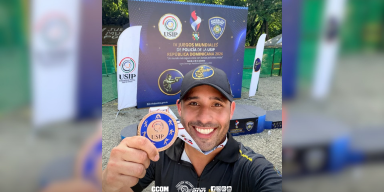 cabo da PMESP ganha bronze no tiro em mundial policial. #PraCegoVer Cabo da PMESP segurando arma em competição