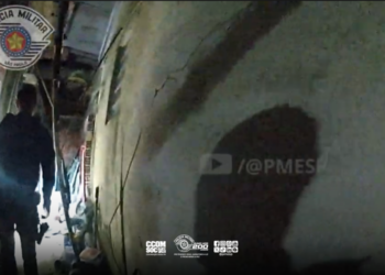 menino de três anos refém do pai. #PraCegoVer policiais resgatam menino de três anos refém do pai em Embu das Artes