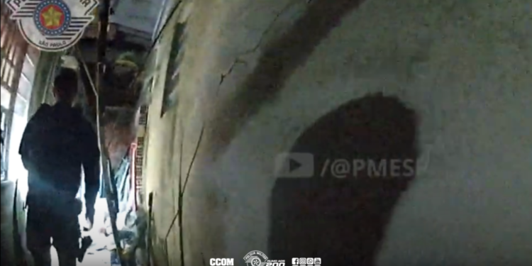 menino de três anos refém do pai. #PraCegoVer policiais resgatam menino de três anos refém do pai em Embu das Artes