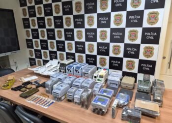 prisão de suspeitos de furtos em unidades da autarquia. #PraCegoVer policia civil investigando