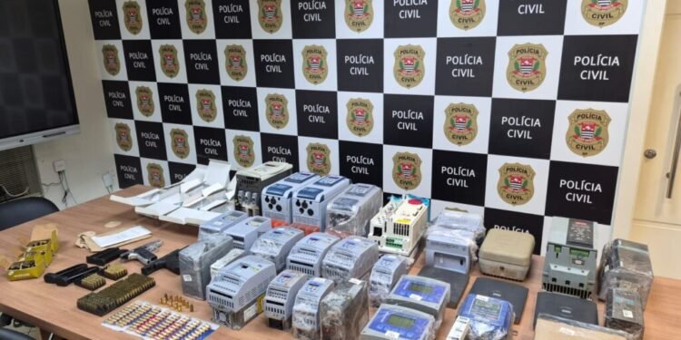 prisão de suspeitos de furtos em unidades da autarquia. #PraCegoVer policia civil investigando