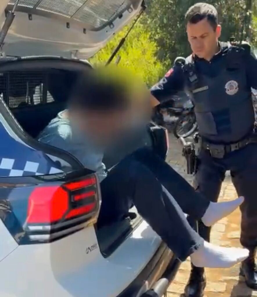 GAMA detém suspeito de tentativa de homicídio em Americana #PraCegoVer imagem mostra uma equipe da Guarda Municipal durante atendimento policial em área urbana, com viatura estacionada e agentes atuando na ocorrência.