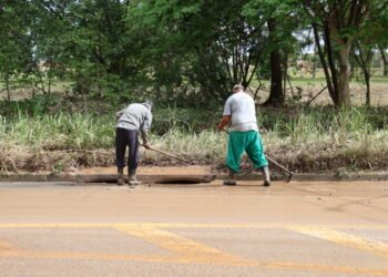 trabalho de zeladoria em Sorocaba. #PraCegoVer equipes limpando vias após chuvas