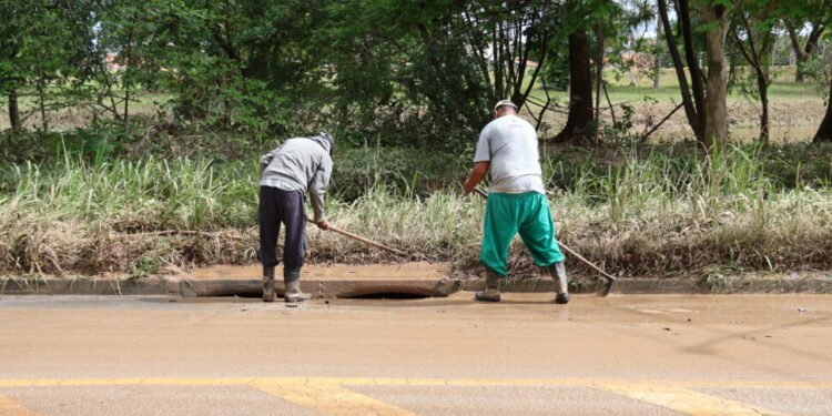 trabalho de zeladoria em Sorocaba. #PraCegoVer equipes limpando vias após chuvas