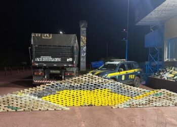 726 quilos de cocaína apreendidos pela Polícia Rodoviária Federal em caminhão na BR-262, em Corumbá (MS). #PraCegoVer: Grande quantidade de drogas apreendidas durante fiscalização policial, incluindo cocaína, skunk e haxixe.